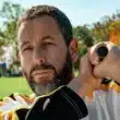 Diretor de Happy Gilmore 2 confirma desenvolvimento de novo projeto secreto com Adam Sandler Imagem destacada - Diretor de Happy Gilmore 2 confirma desenvolvimento de novo projeto secreto com Adam Sandler