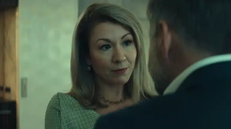 Série alemã Unfamiliar assume topo global da Netflix e supera Bridgerton e O Poder e a Lei