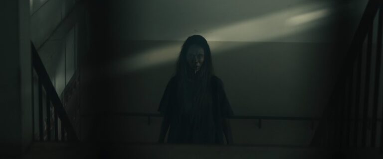 Crítica | Quando a Morte Sussurra 3 entrega boas atuações, mas repete sustos e cansa