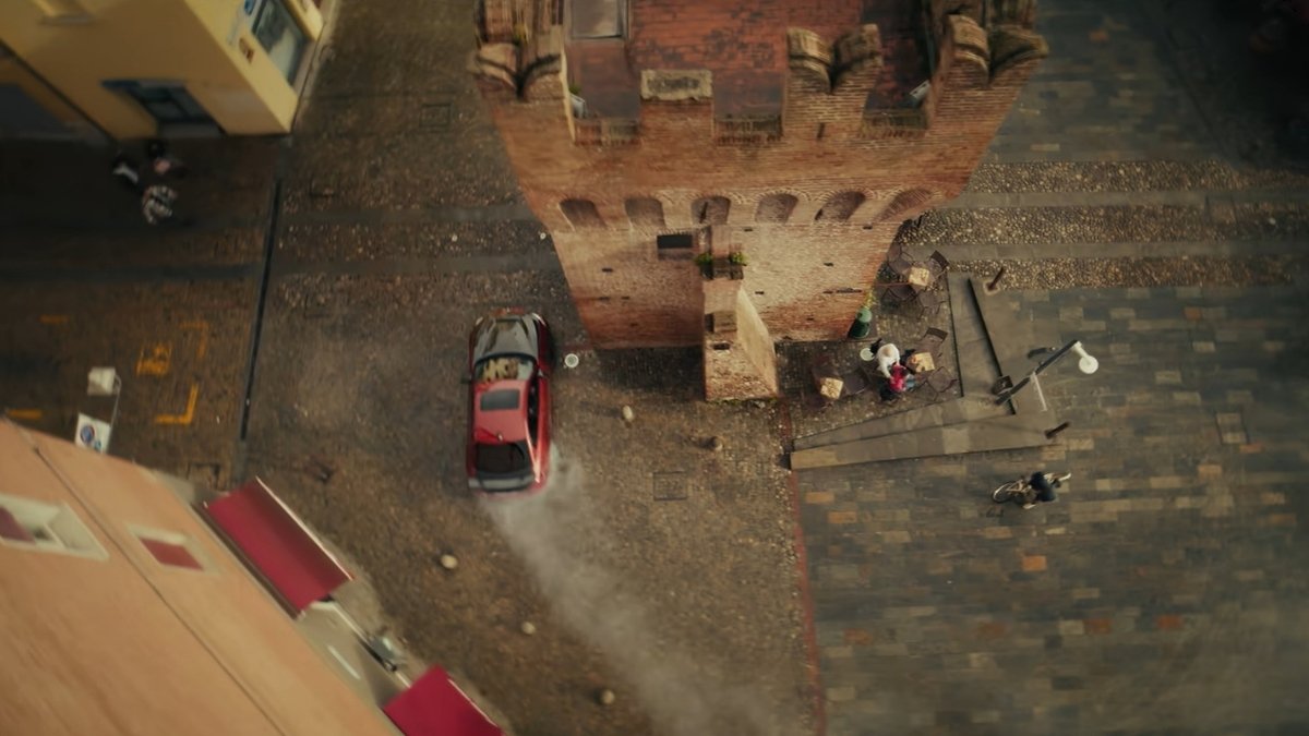 Personagens da série Motorvalley durante competição automobilística do Gran Turismo