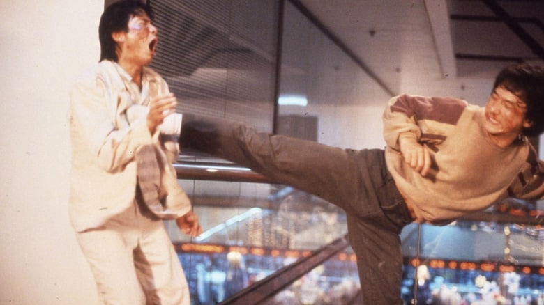 Jackie Chan em cena do filme Police Story (1985)