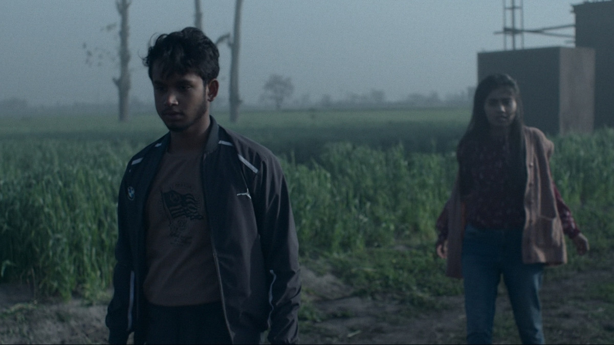 Personagens da série Por Trás da Névoa durante investigação na segunda temporada