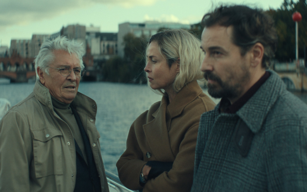 Meret e Simon em cena de Unfamiliar, série de espionagem da Netflix