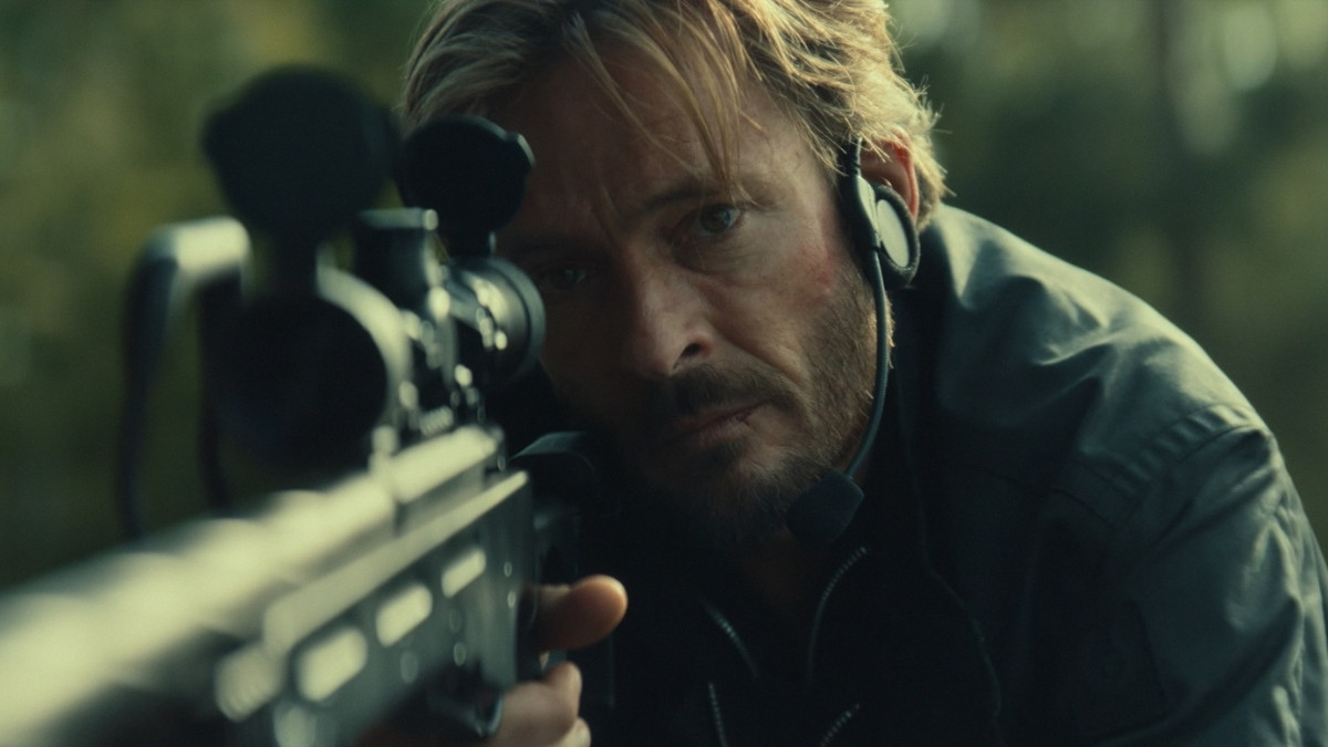 Página da série Unfamiliar na Netflix com título, classificação A16 e gênero suspense