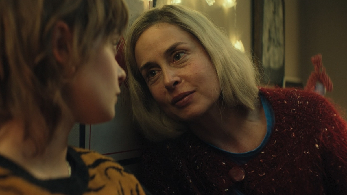 Página de Unfamiliar na Netflix com título, ano 2026, classificação A16 e sinopse