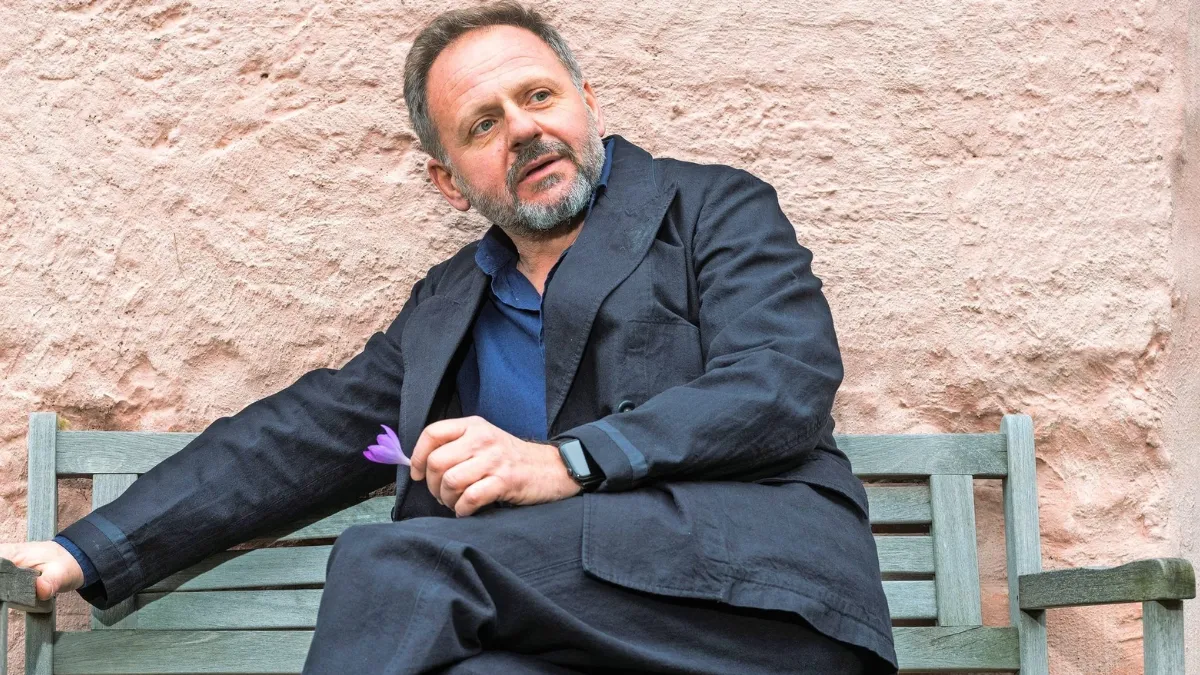 Samuel Finzi como Jakob na série Unfamiliar da Netflix