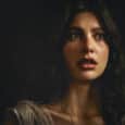 Camila Morrone em Algo Horrível Vai Acontecer na crítica da série de terror da Netflix