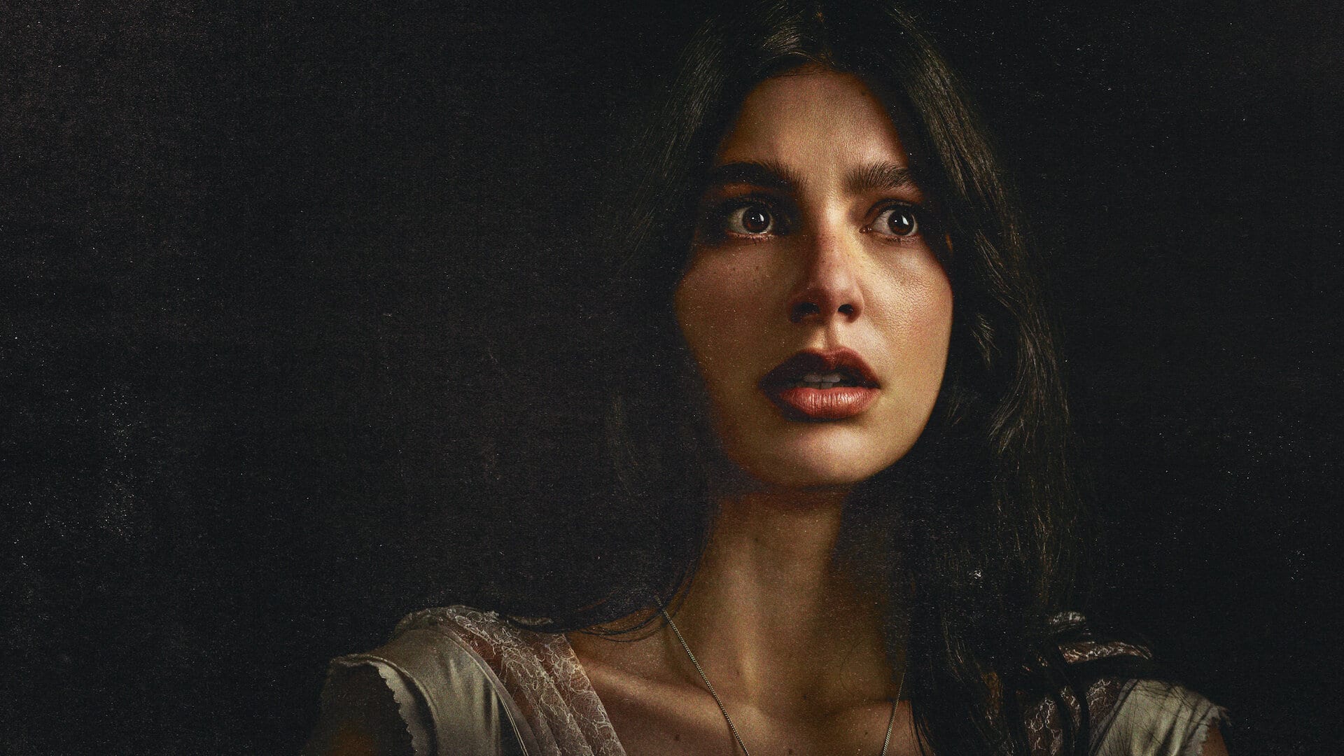 Camila Morrone em Algo Horrível Vai Acontecer na crítica da série de terror da Netflix