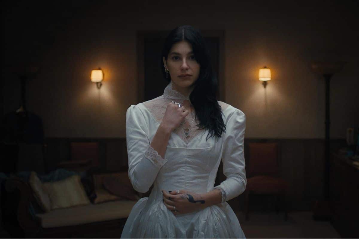 Rachel vestida de noiva em Algo Horrível Vai Acontecer