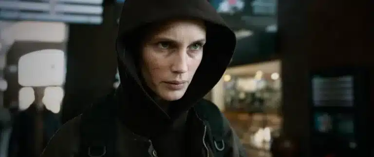 Crítica | “Agente Zero”: Filme de ação falha ao explorar questões políticas e entrega trama genérica