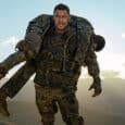 Alan Ritchson Brilha em Máquina de Guerra