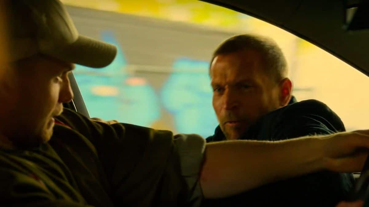 Harry Hole em cena de ação com carro na série Os Casos de Harry Hole da Netflix