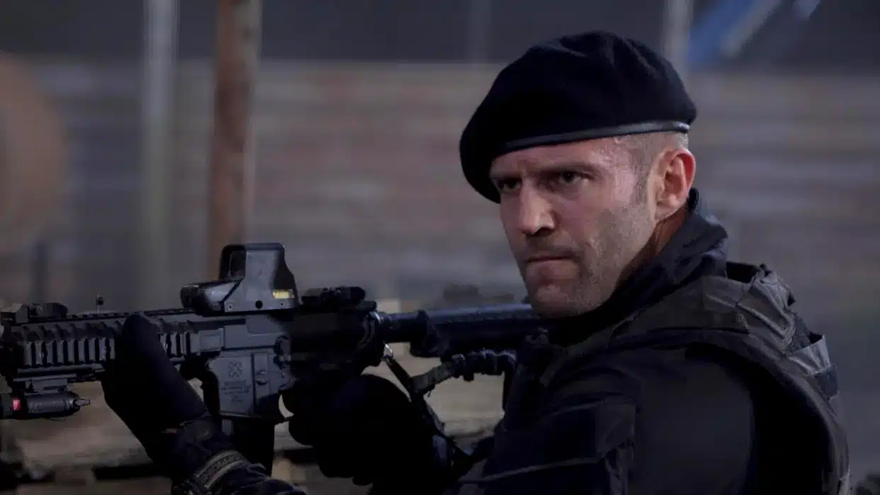 Jason Statham como Lee Christmas em Os Mercenários 4 em cena de ação