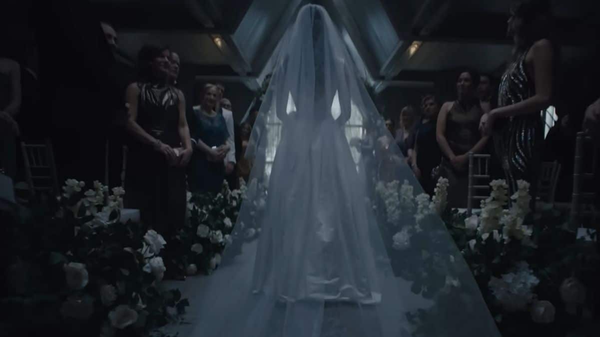 Rachel vestida de noiva em Algo Horrível Vai Acontecer durante a cena do casamento