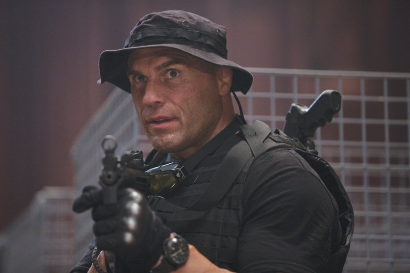 Randy Couture como Toll Road em Os Mercenários 4 especialista em explosivos
