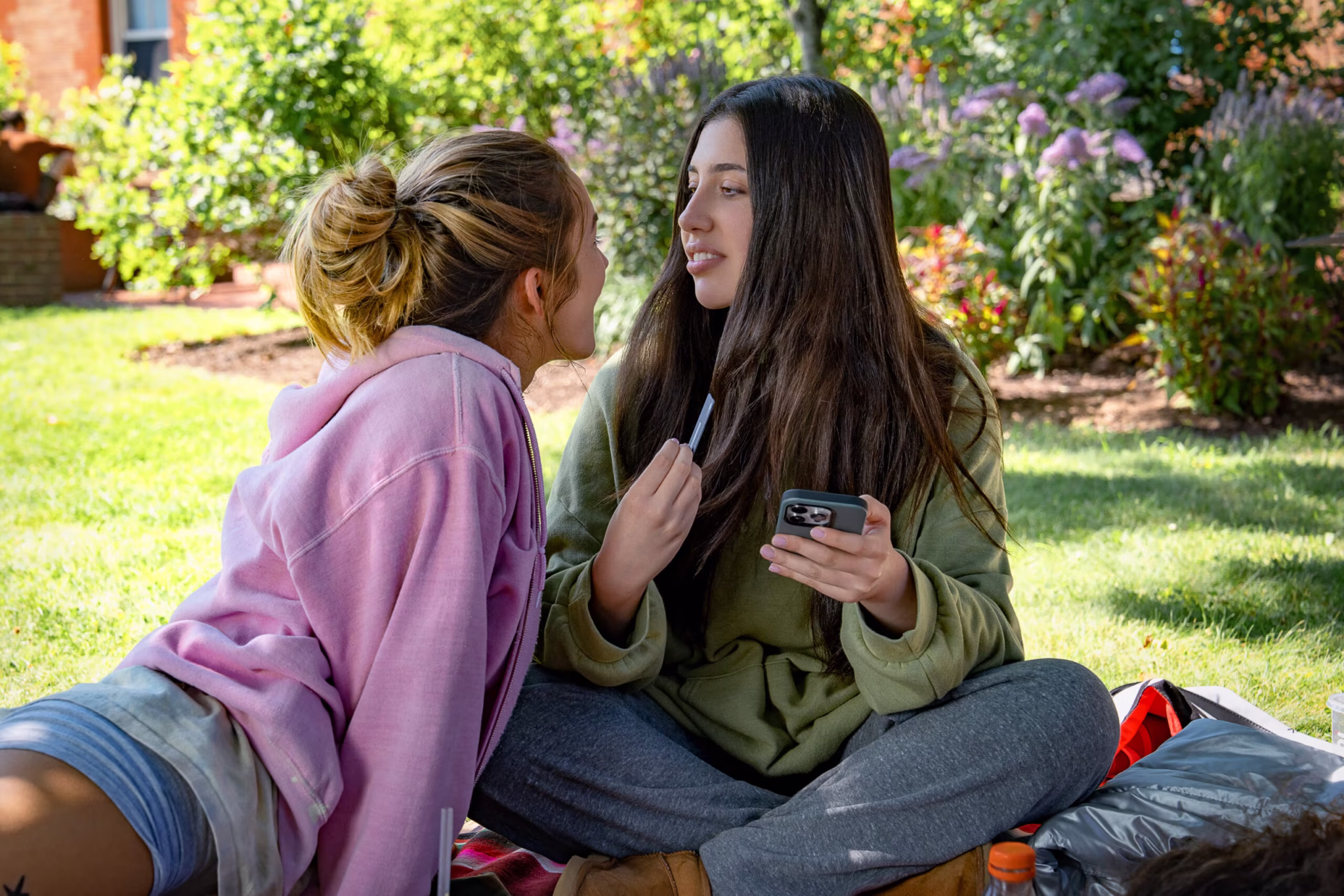 Cena final do filme A Colega Perfeita mostrando tensão entre colegas de faculdade