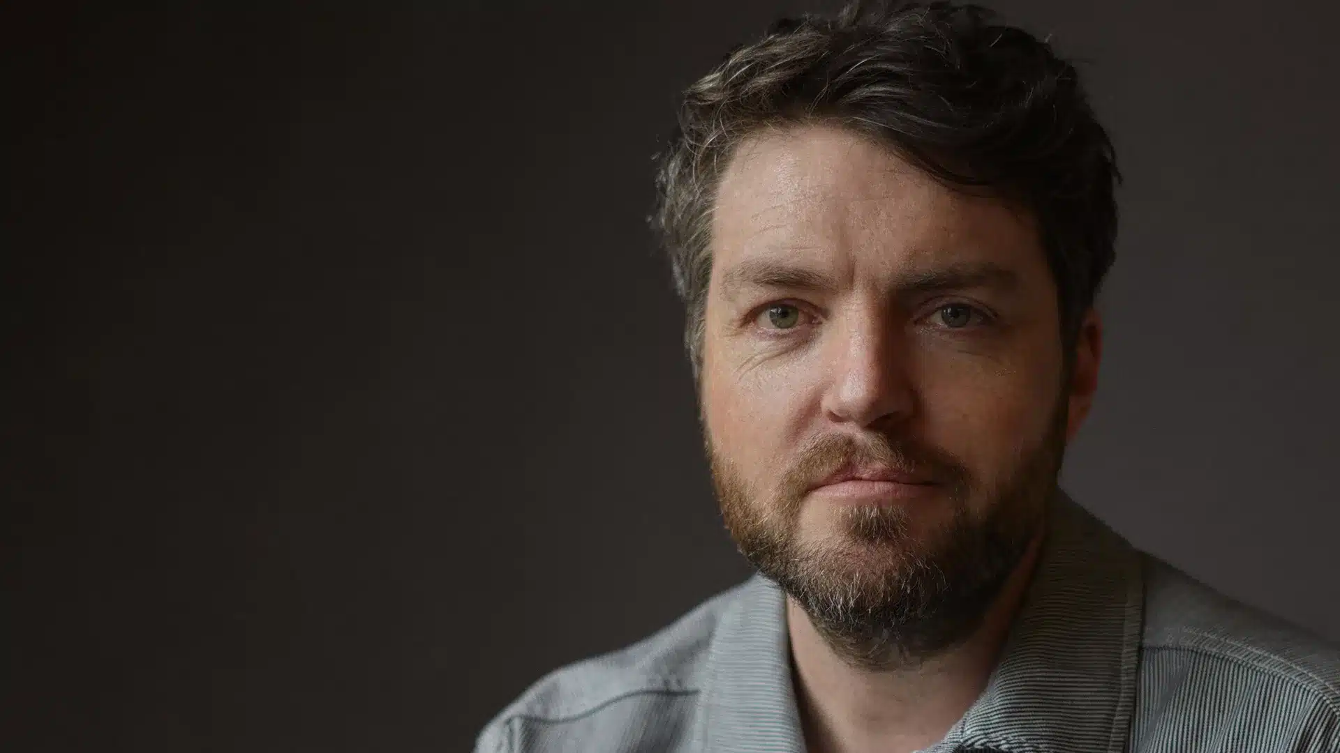 Tom Burke como Guy no episódio final de Personas (Legends), série britânica da Netflix (2026)