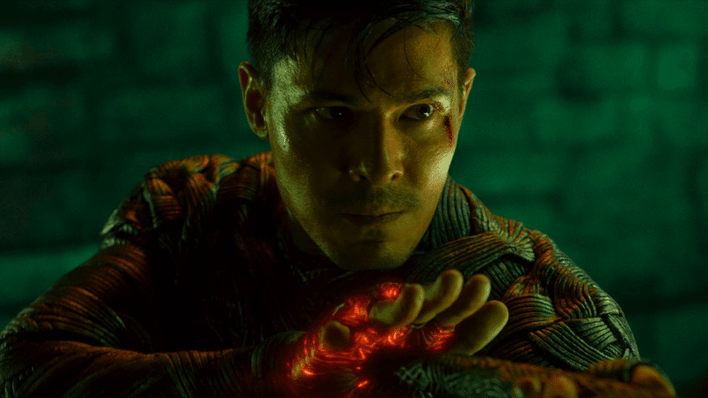 Cole Young em cena do filme Mortal Kombat 2, personagem central da trama