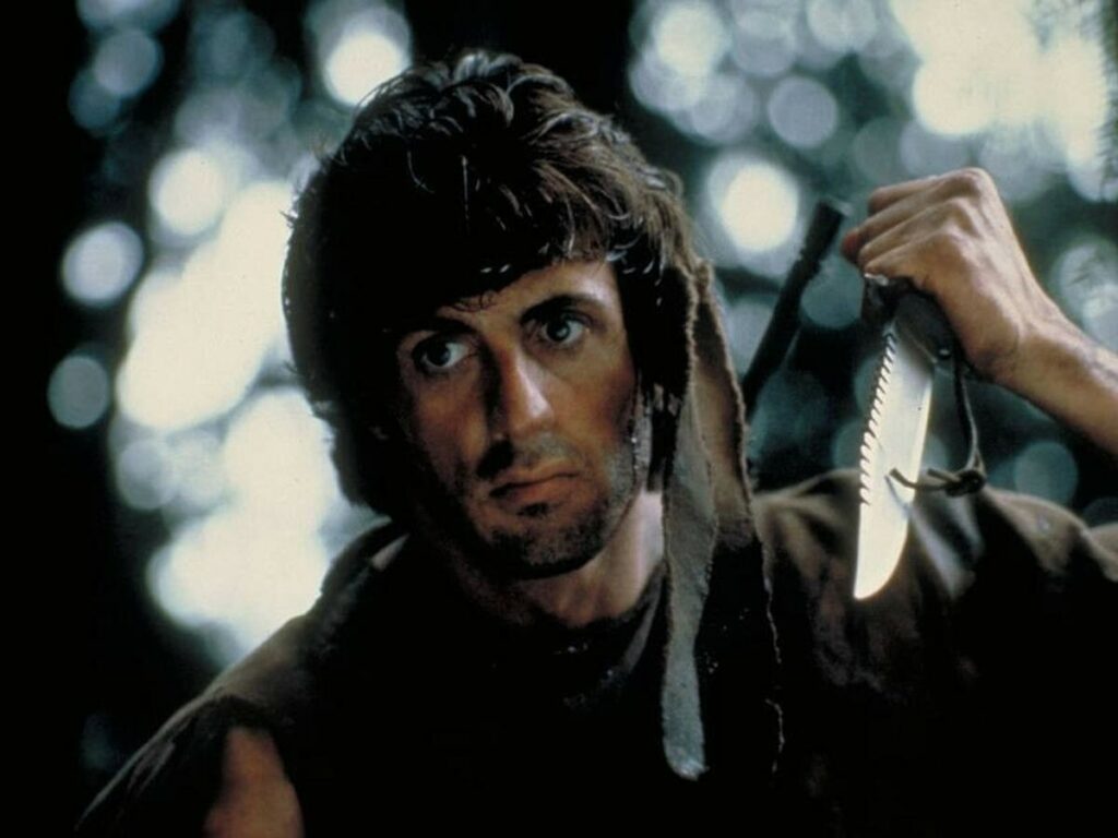 Sylvester Stallone como Rambo em cena do filme Prelúdio com Noah Centineo
