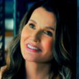 Geena Davis em cena de The Boroughs da Netflix com expressão intrigante