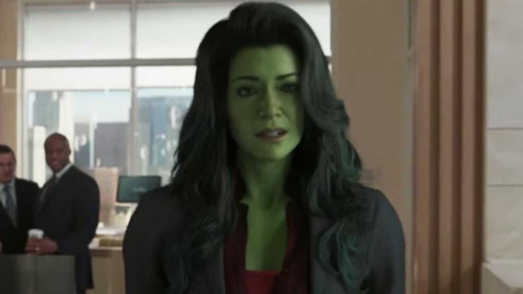 Mulher-Hulk em cena de ação do MCU, personagem interpretada por Tatiana Maslany