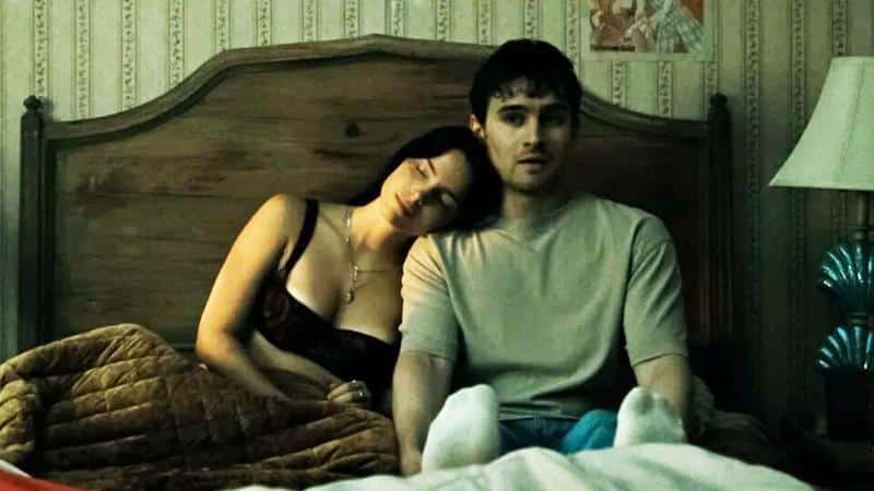 Cena da série Obsession com Inde Navarette revelando detalhes sobre personagem Nikki