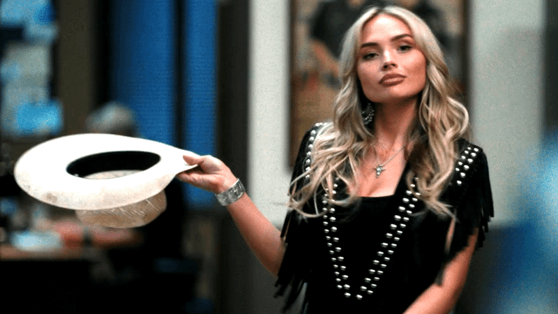Natalie Alyn Lind em cena de Dutton Ranch, série que promete desenvolver melhor personagens femininas