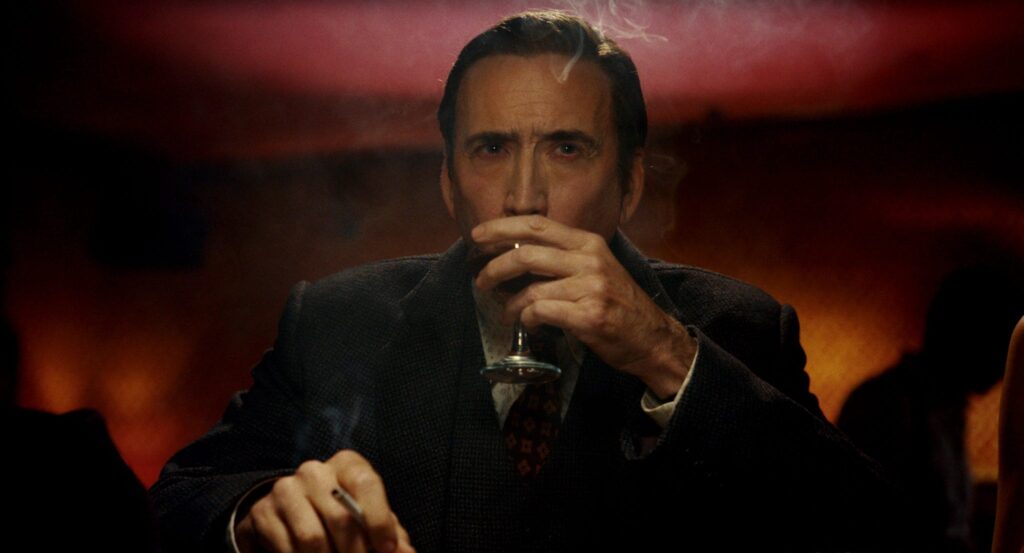 Homem-Aranha Noir em cena do filme, personagem com traje preto característico