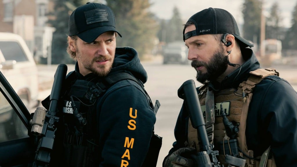 Cena da série Marshals com personagens em confronto tenso