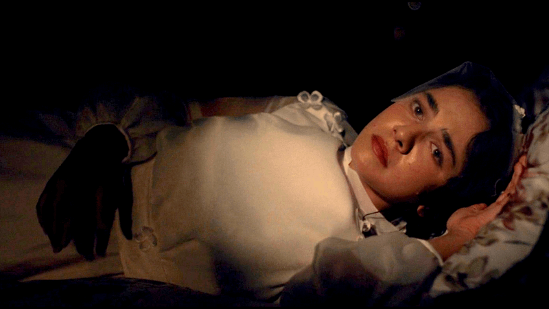Becka trancada no quarto em cena de The Testaments