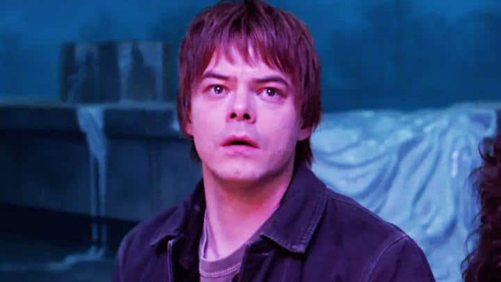 Charlie Heaton em cena de Stranger Things