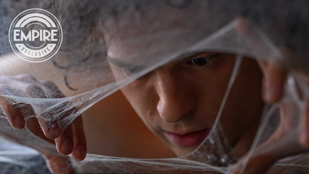 Peter Parker adulto sozinho em cena de Homem-Aranha Um Novo Dia