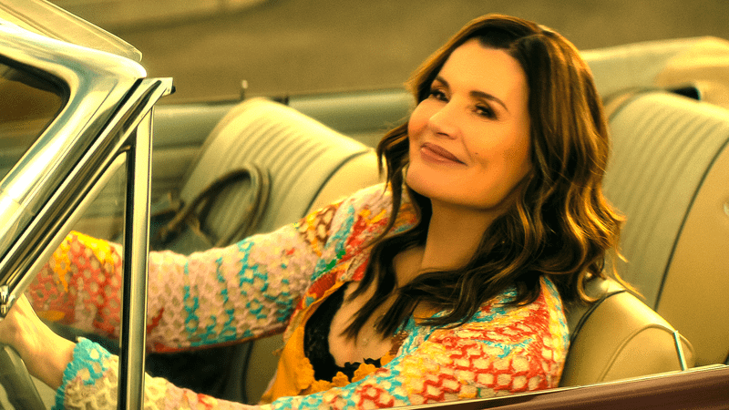 Geena Davis em cena de The Boroughs na Netflix com expressão intrigante