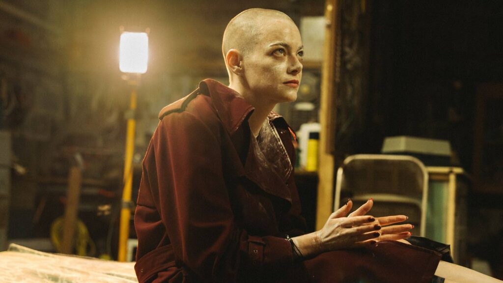 Cena do filme Bugonia com Emma Stone em cenário perturbador dirigido por Yorgos Lanthimos