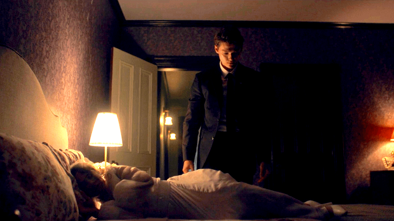 Garth trancando Becka no quarto em cena de The Testaments