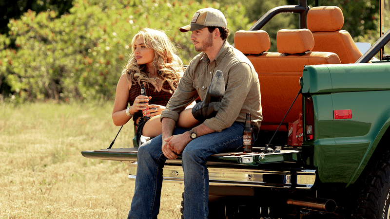 Natalie Alyn Lind em cena de Dutton Ranch, série derivada de Yellowstone