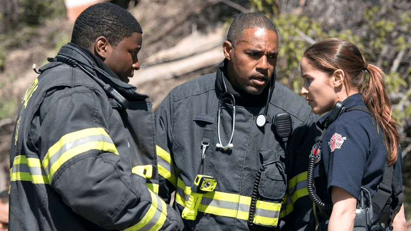Cena de ação da série Station 19 com personagens em uniforme de bombeiros
