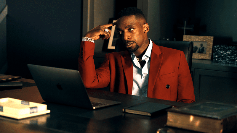Daniel J. Watts como Pastor Zeke em A Lei de Chicago, personagem que morre na 8ª temporada