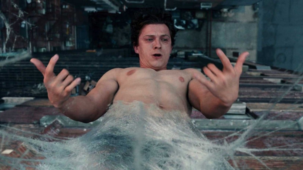 Tom Holland como Homem-Aranha com teias de aranha ao fundo