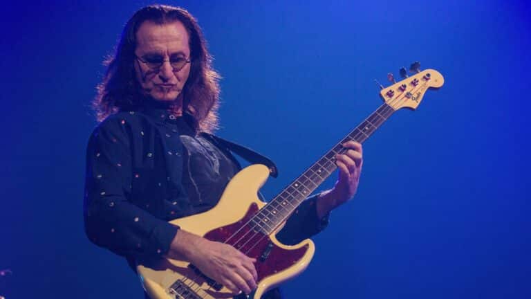 Geddy Lee credita os Beatles pela primeira música de metal, mas não no óbvio
