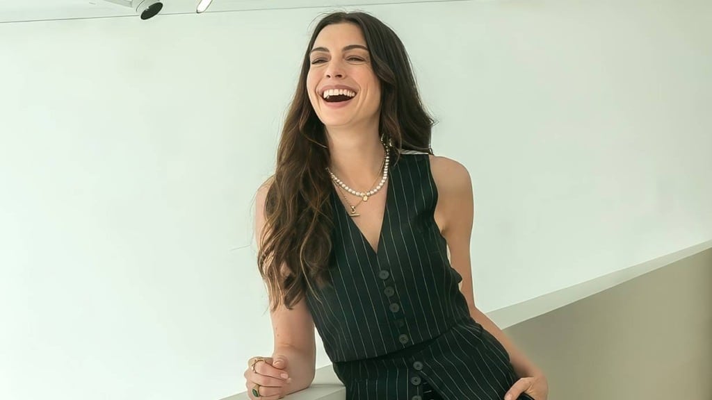Anne Hathaway revela cirurgia que a libertou de cegueira após uma década