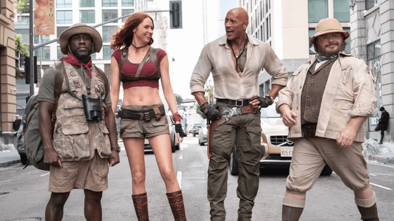 Cena do filme Jumanji 4 com Dwayne Johnson e Jack Black em ação na selva