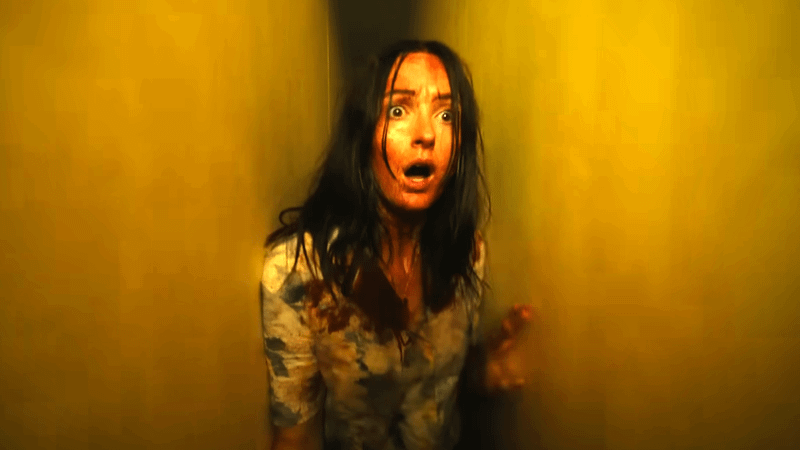Criatura assustadora das Backrooms do cinema A24 em ambiente sombrio