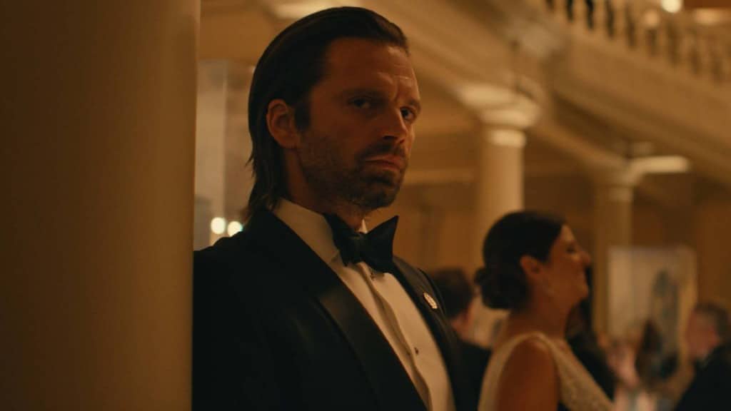 Sebastian Stan como Bucky Barnes em cena de ação