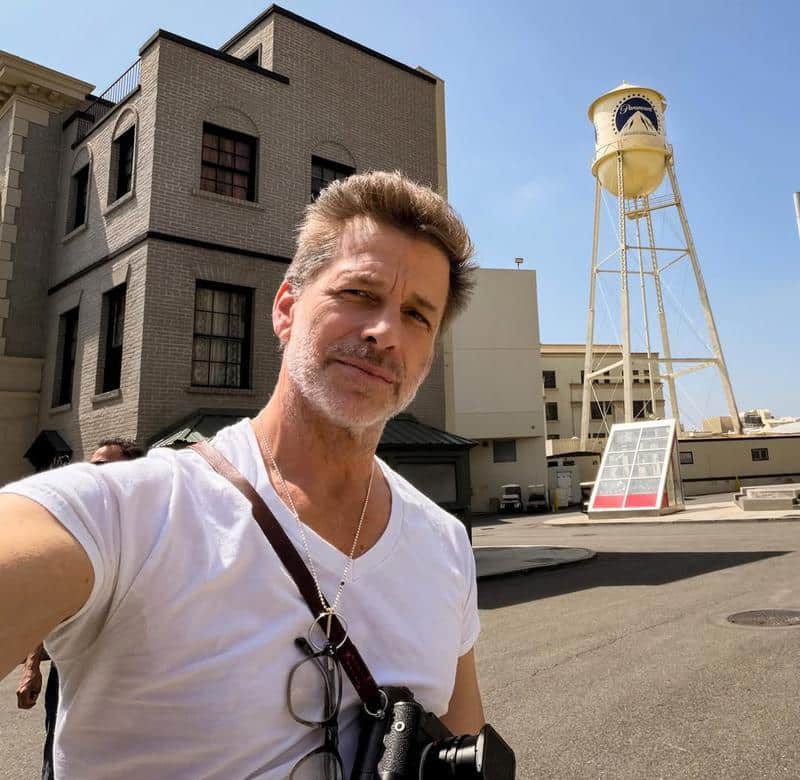 Zack Snyder em coletiva de imprensa anunciando novo projeto cinematográfico