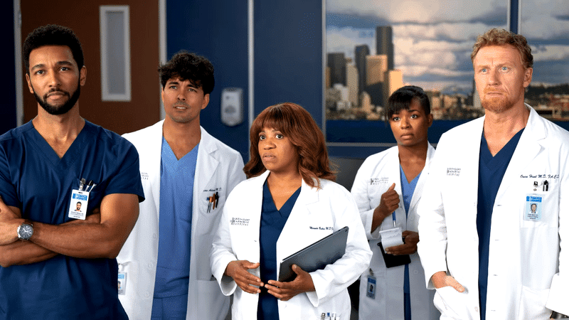 Cena de Grey's Anatomy com personagens em ambiente hospitalar