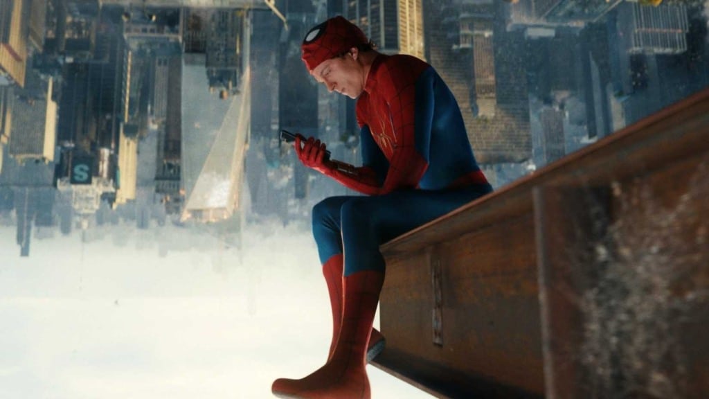 Tom Holland como Peter Parker em cena do Homem-Aranha, mencionando treinamento do próximo ator