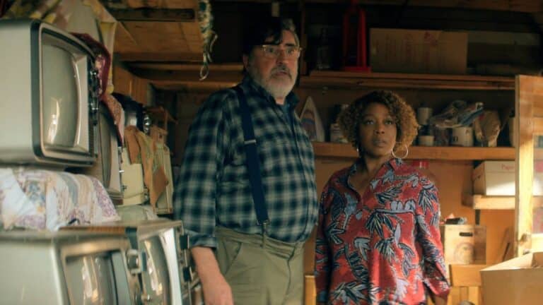 The Boroughs: criadores guardam segredos de 3 temporadas planejadas e Mother continua sendo o maior mistério