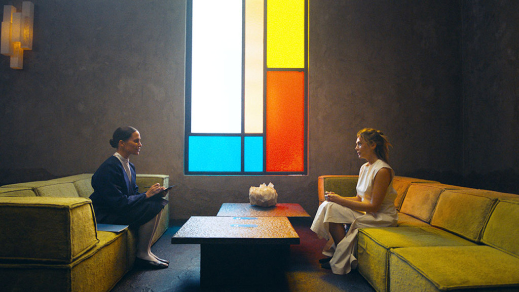 Elizabeth Olsen como Mia e Himesh Patel como Aaryan sob cúpula transparente em A Avaliação