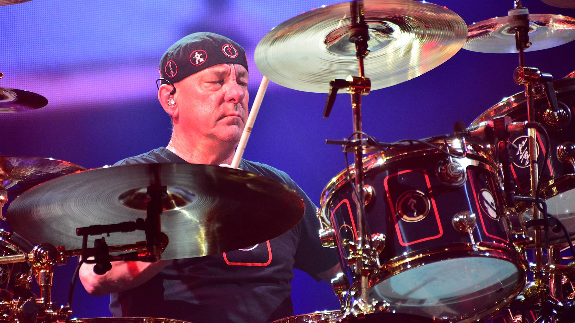 Neil Peart na bateria durante apresentação do Rush na turnê R40 2015